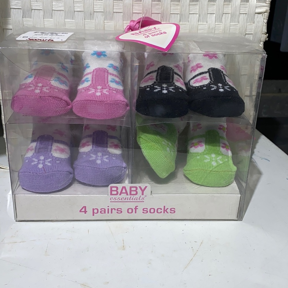 4 pairs of socks